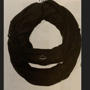 Beyond Yoga Hidden Pocket Infinity Scarf Black  💯